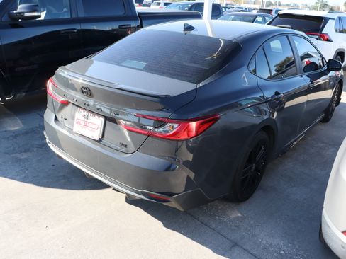 Used 2025 Toyota Camry SE image 11