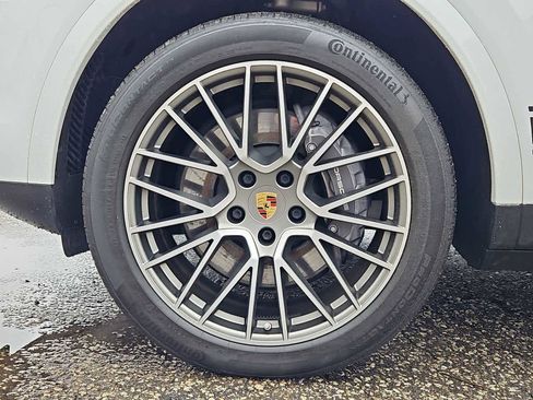 Certified 2023 Porsche Cayenne Platinum Edition image 8