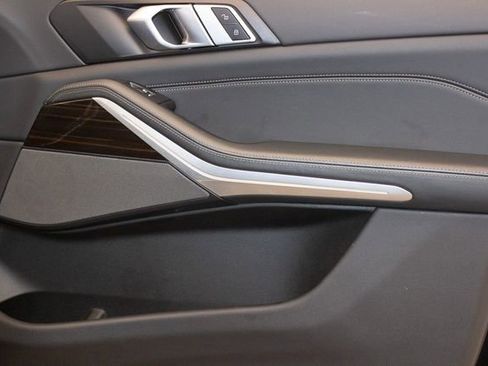 Used 2025 BMW X5 xDrive50e AWD/4WD image 11