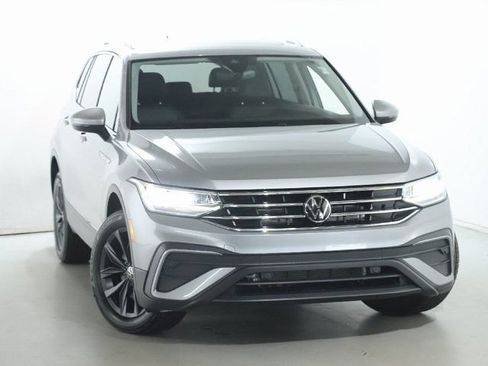 Certified 2024 Volkswagen Tiguan SE AWD/4WD image 2