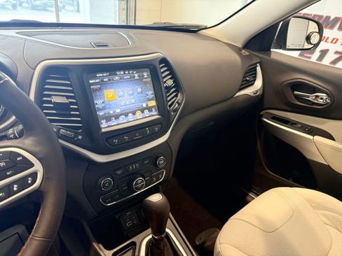 Used 2018 Jeep Cherokee Overland w/ Technology Group image 28