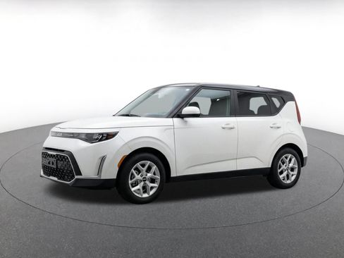 Used 2025 Kia Soul LX w/ LX Technology Package FWD image 3
