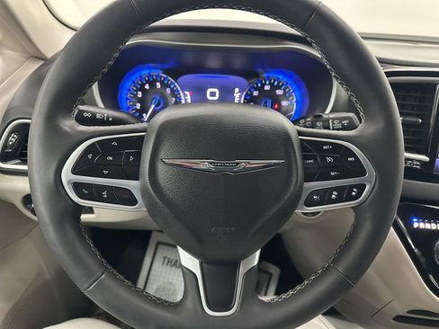 Used 2024 Chrysler Pacifica Touring-L image 33