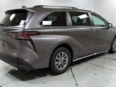 Used 2023 Toyota Sienna XLE image 5