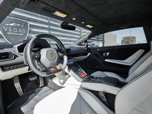 Used 2022 Lamborghini Huracan EVO image 2