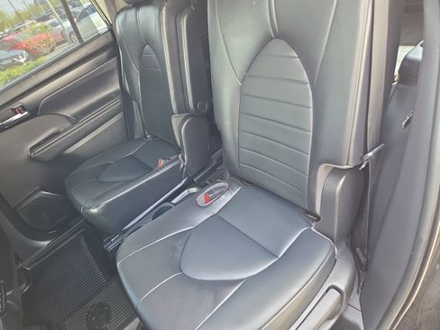Used 2022 Toyota Highlander XLE image 26