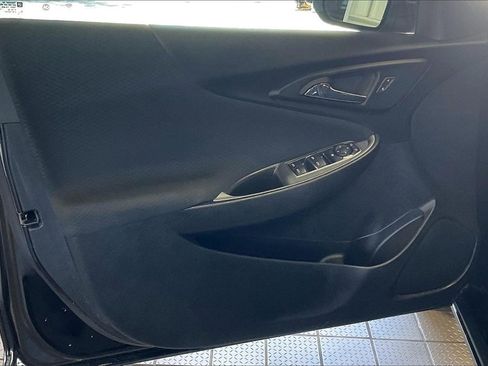 Used 2025 Chevrolet Malibu LT image 2