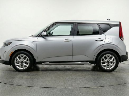 Used 2025 Kia Soul LX w/ LX Technology Package FWD image 5