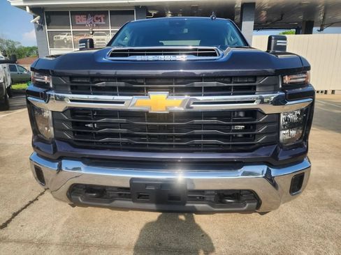 Used 2024 Chevrolet Silverado 2500 LT AWD/4WD image 2