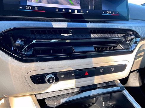 Used 2025 BMW 330i Sedan w/ Premium Package image 33