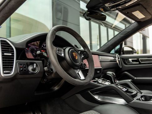 Certified 2020 Porsche Cayenne Turbo image 4