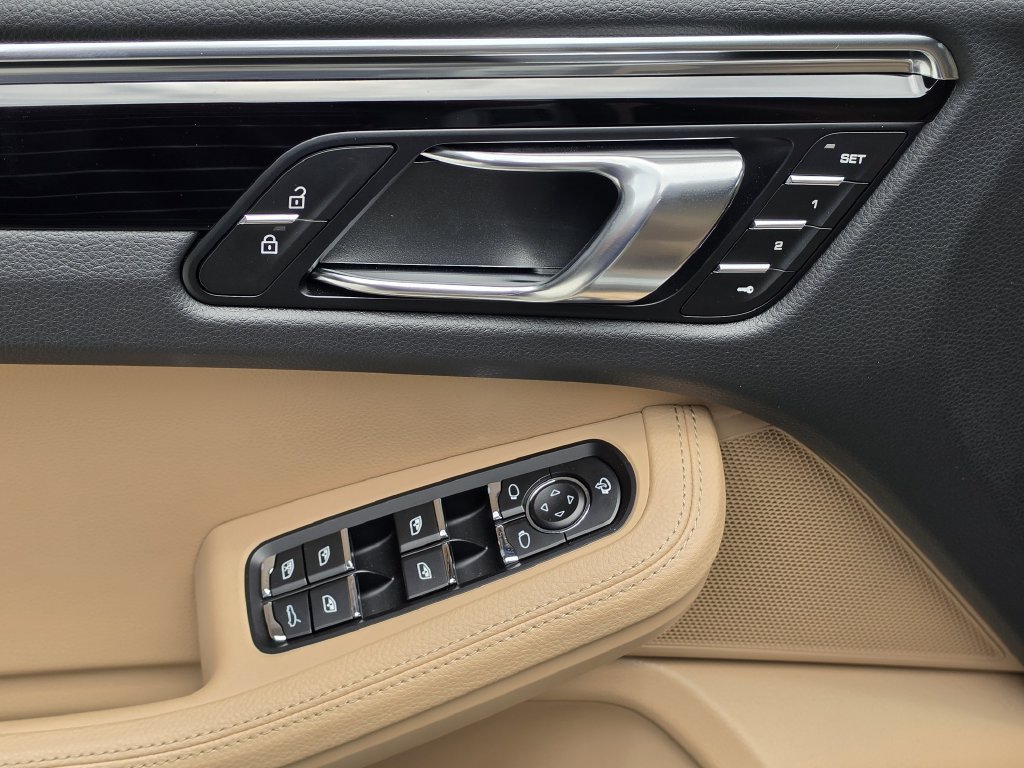Certified 2026 Porsche Macan AWD/4WD image 12