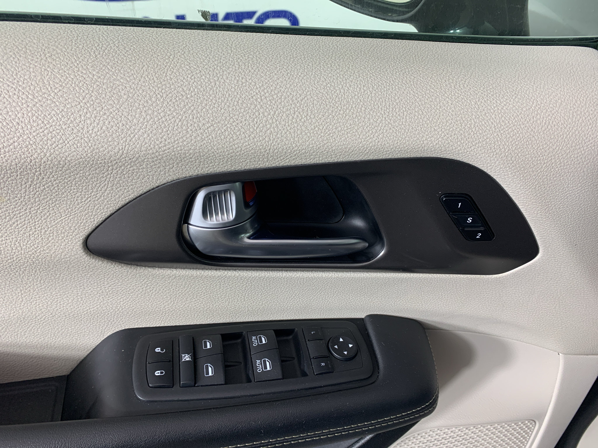 Used 2024 Chrysler Pacifica Touring-L FWD image 13