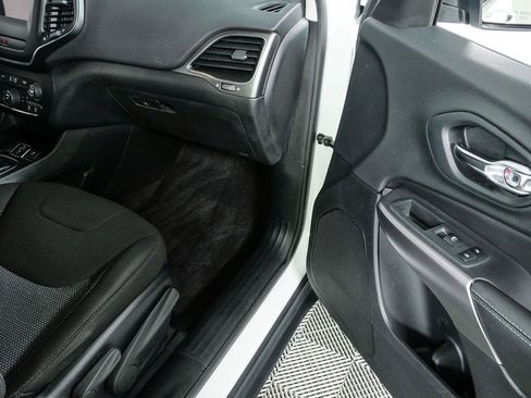 Used 2019 Jeep Cherokee Latitude w/ Popular Appearance Group FWD image 22