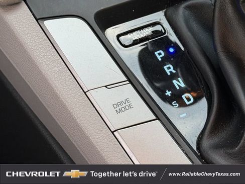 Used 2020 Hyundai Elantra SE FWD image 19