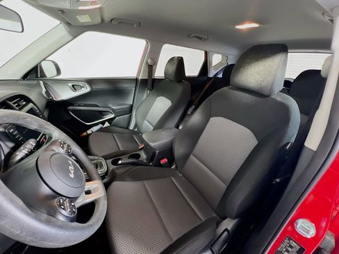 Used 2023 Kia Soul LX w/ LX Technology Package image 9