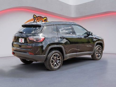 Used 2025 Jeep Compass Trailhawk image 5