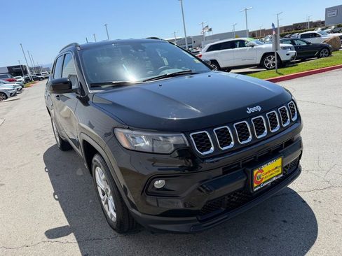 Used 2025 Jeep Compass Latitude AWD/4WD image 8