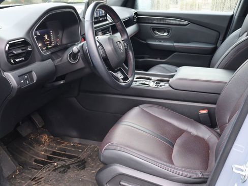 Used 2025 Honda Pilot Black Edition image 4