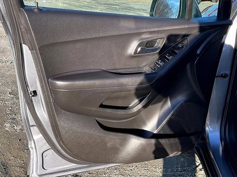 Used 2019 Chevrolet Trax LT w/ LT Convenience Package image 9