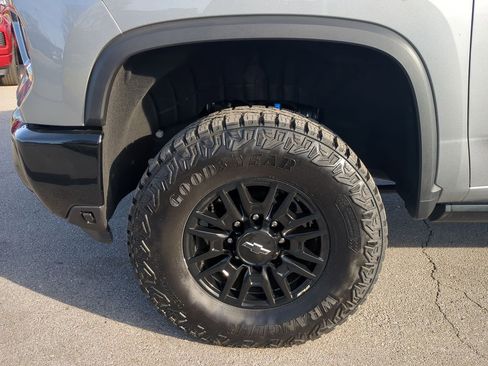 Used 2025 Chevrolet Silverado 2500 ZR2 w/ Technology Package image 34