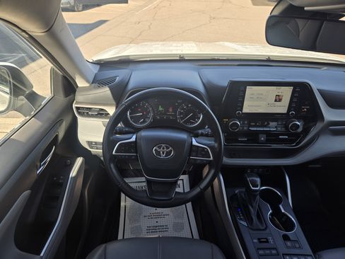 Used 2022 Toyota Highlander XLE image 2