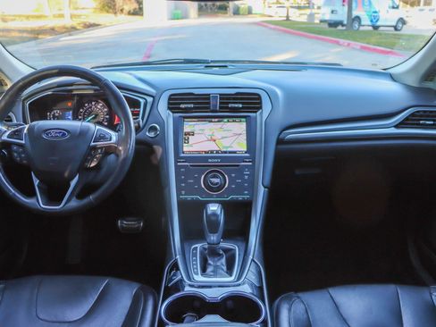 Used 2015 Ford Fusion SE image 25