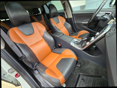 Used 2016 Volvo V60 T5 Cross Country w/ Convenience Package image 21