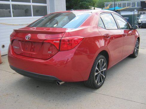 Used 2018 Toyota Corolla SE w/ SE Premium Package FWD image 5
