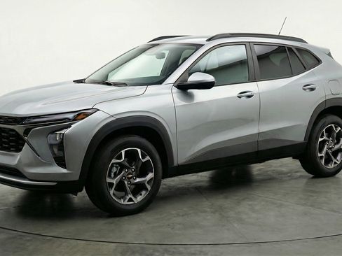 Used 2025 Chevrolet Trax LT image 3