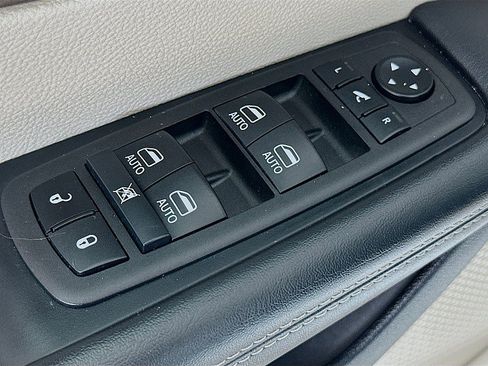 Used 2023 Chrysler Pacifica Limited FWD image 20