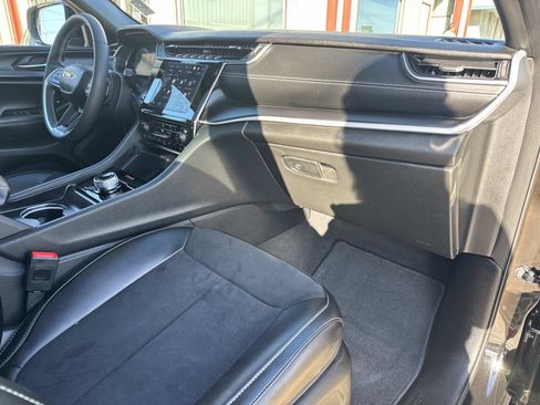 Used 2024 Jeep Grand Cherokee Altitude image 12