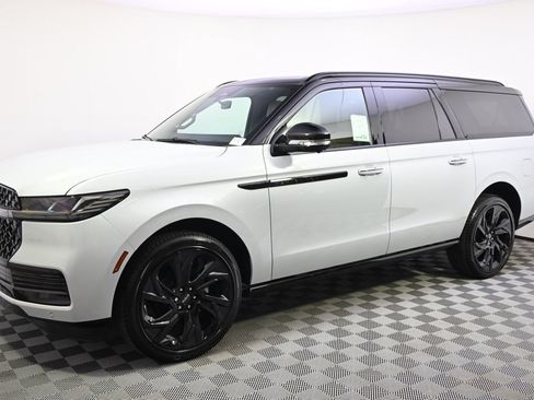 New 2026 Lincoln Navigator L Black Label AWD/4WD image 2