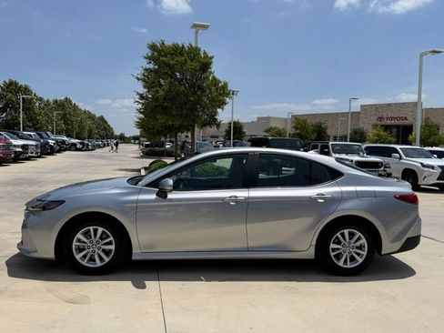 Used 2025 Toyota Camry LE FWD image 5
