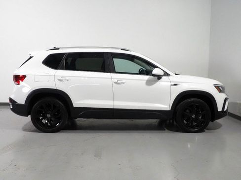Used 2024 Volkswagen Taos SE w/ Panoramic Sunroof Package FWD image 5