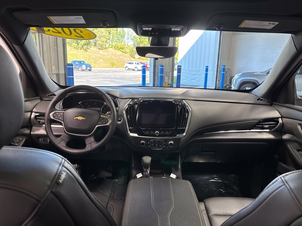 Used 2023 Chevrolet Traverse LT w/ LT Premium Package AWD/4WD image 13