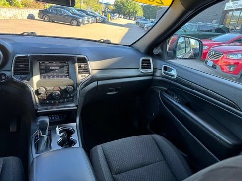 Used 2020 Jeep Grand Cherokee Laredo AWD/4WD image 35