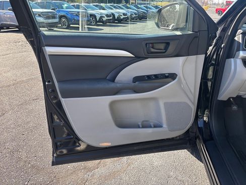 Used 2015 Toyota Highlander LE image 8