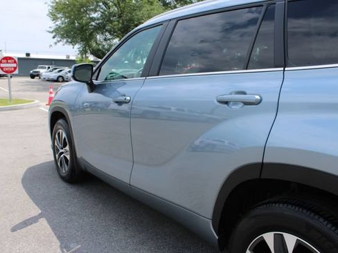 Used 2023 Toyota Highlander XLE AWD/4WD image 44