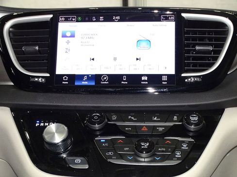 Used 2024 Chrysler Pacifica Touring-L image 32