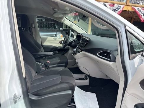 Used 2022 Chrysler Voyager LX image 15