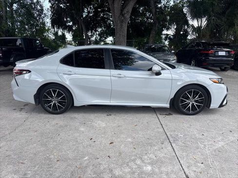 Used 2022 Toyota Camry SE FWD image 6