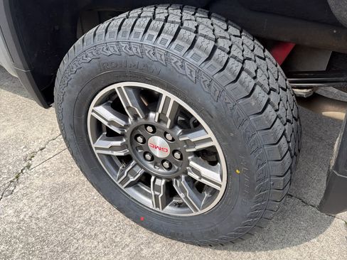 Used 2024 GMC Sierra 1500 AT4 w/ Technology Package image 9