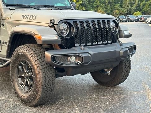 Used 2023 Jeep Gladiator Sport AWD/4WD image 2