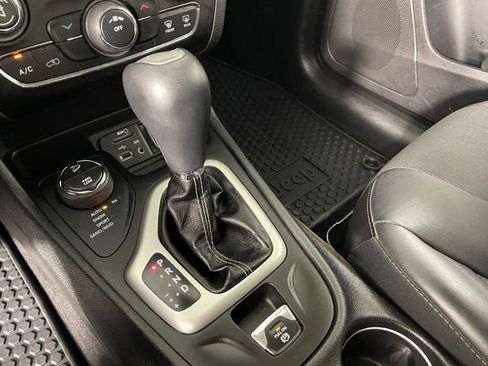 Used 2018 Jeep Cherokee Latitude Plus w/ Cold Weather Group AWD/4WD image 10