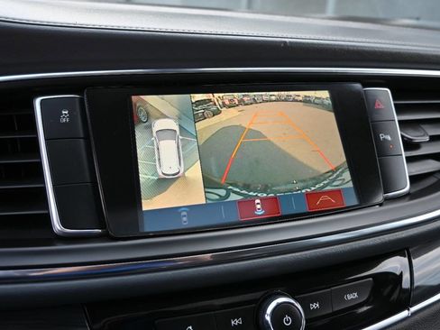 Used 2018 Buick Enclave Essence image 18