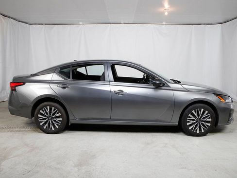 Used 2024 Nissan Altima 2.5 SV image 2