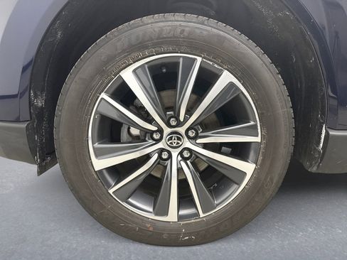 Used 2022 Toyota Venza LE image 24