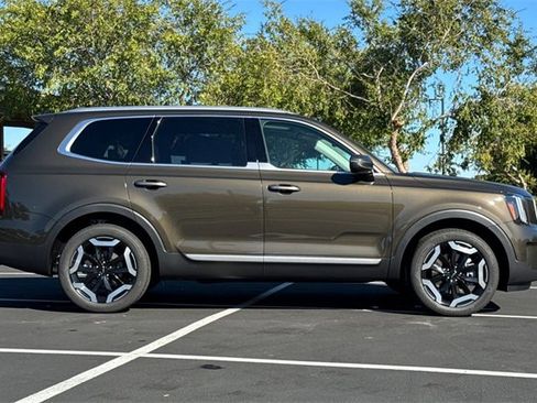 New 2025 Kia Telluride S image 3