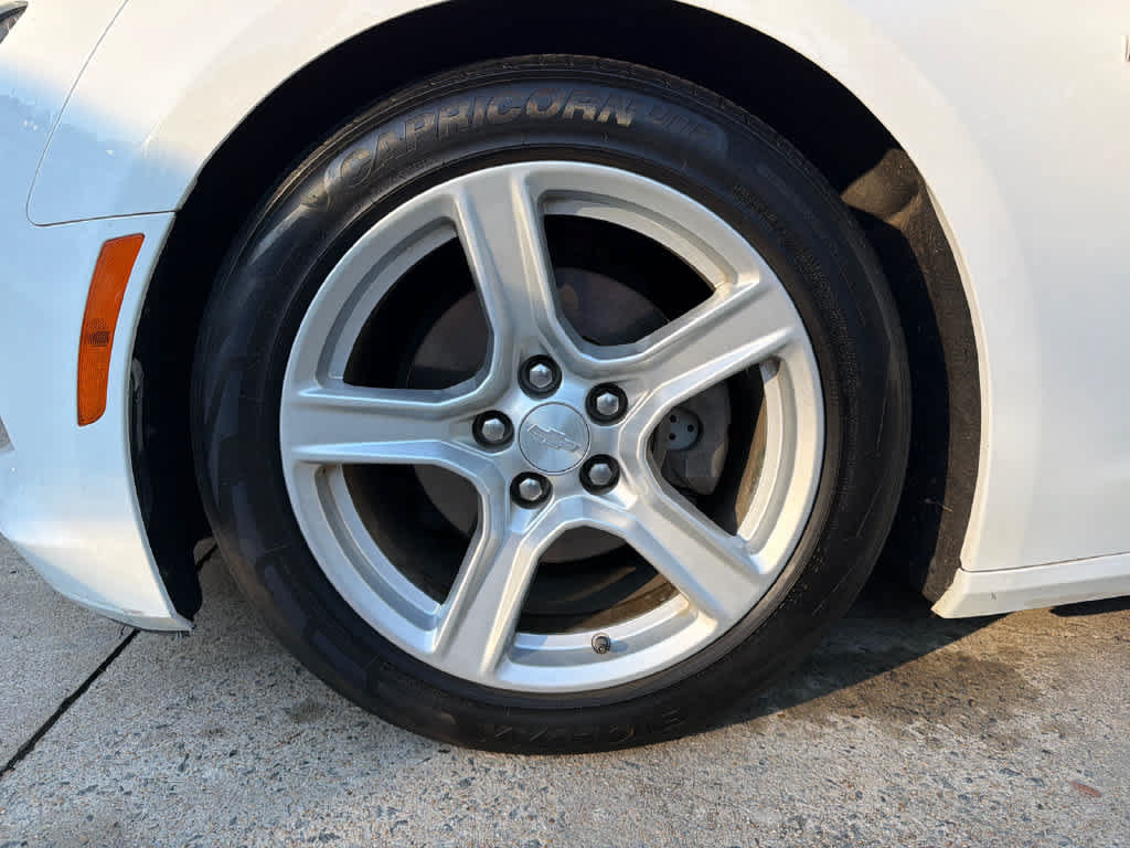 Used 2017 Chevrolet Camaro LT RWD image 4